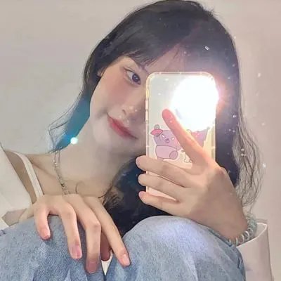 坐在酒吧里吃蛋糕